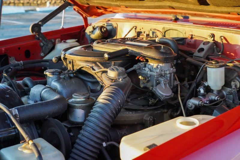 Engine bay of a Toyota Land Cruiser FJ60